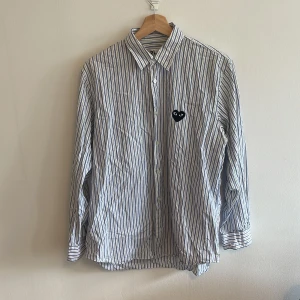 CDG Play skjorta - Ytterst sparsamt använd, stryk den och den blir som ny. Magi, typ.👍