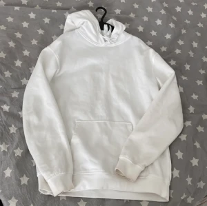 vit hoodie - En super fin vit hoodie från cubus i storlek XS, passar verkligen till allt och sitter super fint. Inget fel på den utan behöver endast mer plats i min garderob. inga fläckar, kan tvätta innan jag skickar, kontakta för fler bilder eller frågor💓 
