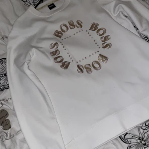 Hugo Boss tröja  - Nyskick tröja från Hugo boss använd fåtal gånger inga fläckar eller skador storlek s