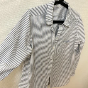 Randig skjorta - Randig skjorta i den perfekta blå färgen (passar PERFEKT till jeans). 