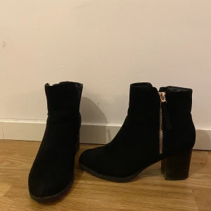 Skor - I väldigt bra skick. 