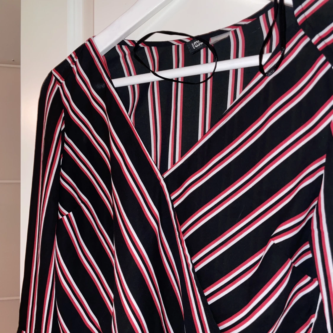 Röd svart randig crop topp med volanger - 90