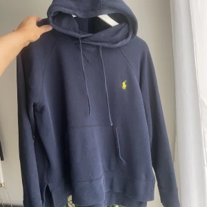 Ralph Lauren hoodie - En tunnare Hoodie ifrån Ralph Lauren. Den har två slitsar på vardera sida. Storleken är M men skulle säga att den är S/M. Den är i bra skick!😊