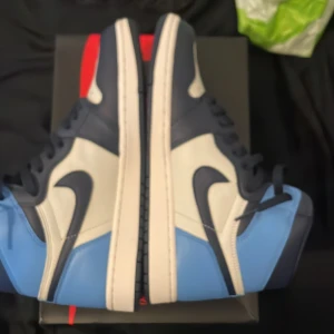 Air jordan 1 retro high obsidian - Helt nya köpte från stock x kvitto finns kunde inte lämna tillbaks storleken va för stor trodde dom var små i storleken så jag tog en liten större storlek men de va inte rätt beslut. Pris kan diskuteras vid snabb affär.