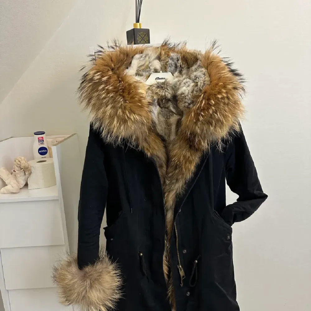Fin och varm vinterjacka med äkta päls på insidan av hela jackan samt luvan. Använd fåtal gånger.. Jackor.