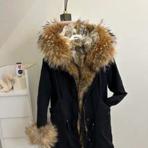 Fin och varm vinterjacka med äkta päls på insidan av hela jackan samt luvan. Använd fåtal gånger.