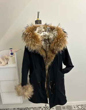 Vinterjacka  - Fin och varm vinterjacka med äkta päls på insidan av hela jackan samt luvan. Använd fåtal gånger.