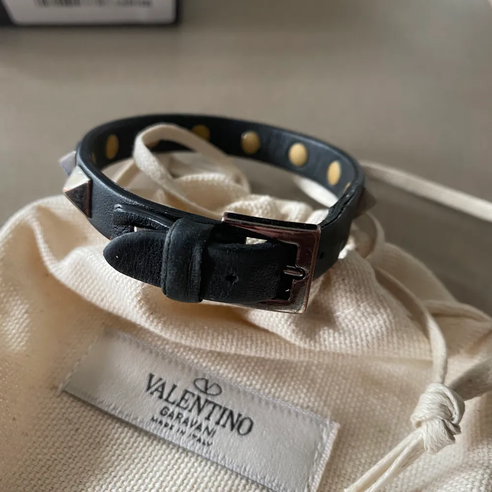 Valentino armband svart med silver nitar Allt og finns Använt men i bra skick, några få slitningar men inget som påverkar Nypris 3000 Mitt pris 1250. Accessoarer.