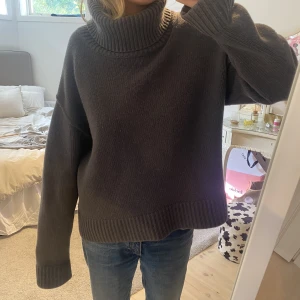 Kashmir tröja - Kashmir tröja från hm, perfekt till hösten, så najs med bara ett par jeans! Lite nopprig men det är bara att borsta bort, inte använd speciellt mycket, gråblå i färgen, 90% wool, 10% Kashmir 
