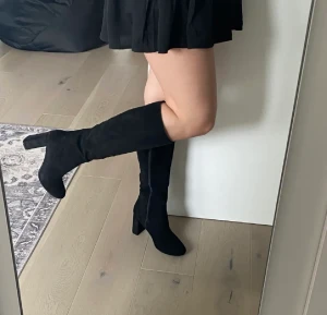 Boots  - Säljer dessa fina boots med klack, köpt från en annna tjej på plick men kommer ej till användning, använda Max 2 gånger så i nyskick ❤️det är mocka i materialet! Storlek 39 men passar även mig som har 38.