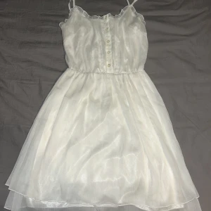 Klänning  - Fin sommar klänning från bikbok fick den i present men aldrig tagit på mig den! Den har även knapar på framsidan