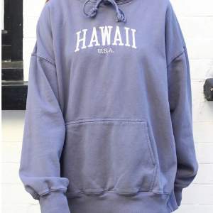 Säljer min Hawaii hoodie från brandy Melville då jag rensar min garderob, den är sliten vid ärmarna som man kan se på sista bilden och så är den lite sliten vid snöret (kom privat för mer bilder) annars är den i bra skick. Org priset är 460 o mitt är 200🤍
