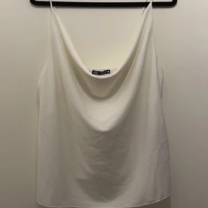 Satin topp  - Säljer denna satin topp i M!🌶️