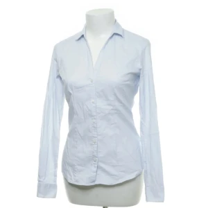 Ljusblå skjorta HM - En ljusblå skjorta från HM med din passform. Priset inkluderar fraktkostnaden 