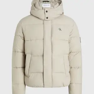 Hej, säljer min Calvin Klein jacka då jag ej använder den längre. Använd  fåtal gånger under vinter 2022 och är nu redo för att sälja den. Perfekt skick, så gott som ny.  Originalpris 2200kr