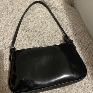 Väska - Säljer min väska från mango. Super fin och lyxar upp outfiten🥰