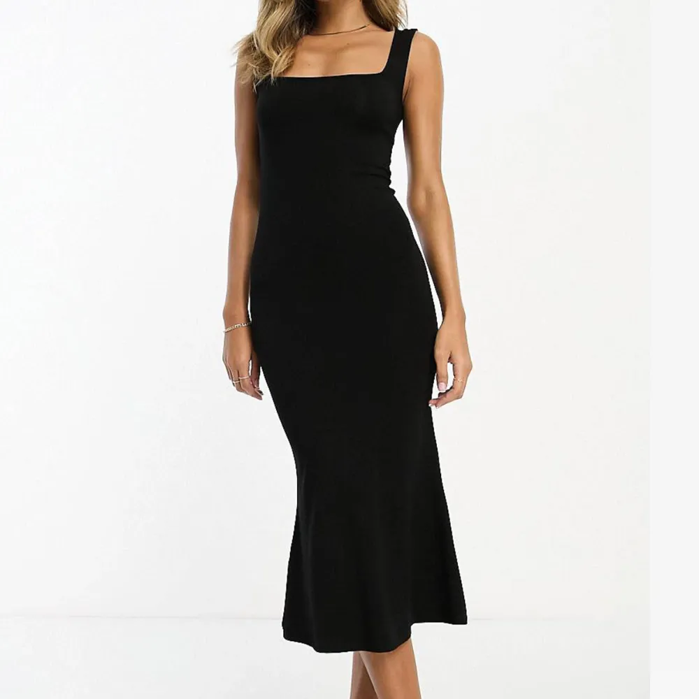 Basic tajt svart snygg klänning från asos som inte använts❤️‍🔥passar både S/M nyskick. Klänningar.