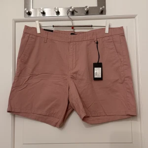Shorts i gammelrosa - Gammelrosa shorts från Lager 157 i storlek L. Nya med lappar. 