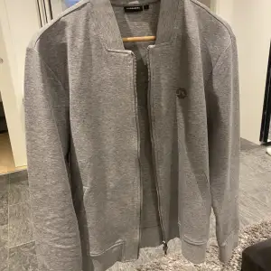 Tja! Säljer min gråa J.Lindeberg tröja som är i storlek M. Väldigt sällan använ, köpt i våras. Ifall du har några fler frågor är det bara och skriva!
