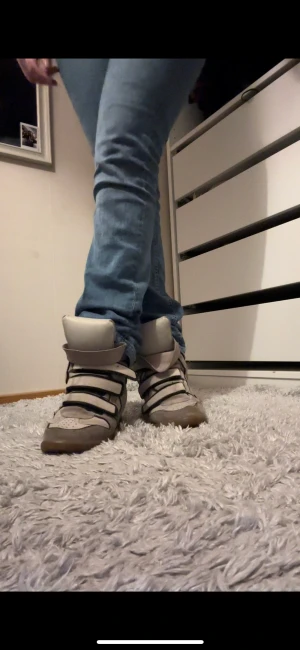 Isabel marant skor  - Säljer min syrras drömmiga skor som inte kommer till användning eller riktigt är hennes stil. Är i fint skick och använda med kärlek 🫶🏻dem är i storlek 41 men sitter som storlek 40. Kostar 5900kr som nya men säljs för 2000kr. Hör av er innan köp nu!!! 