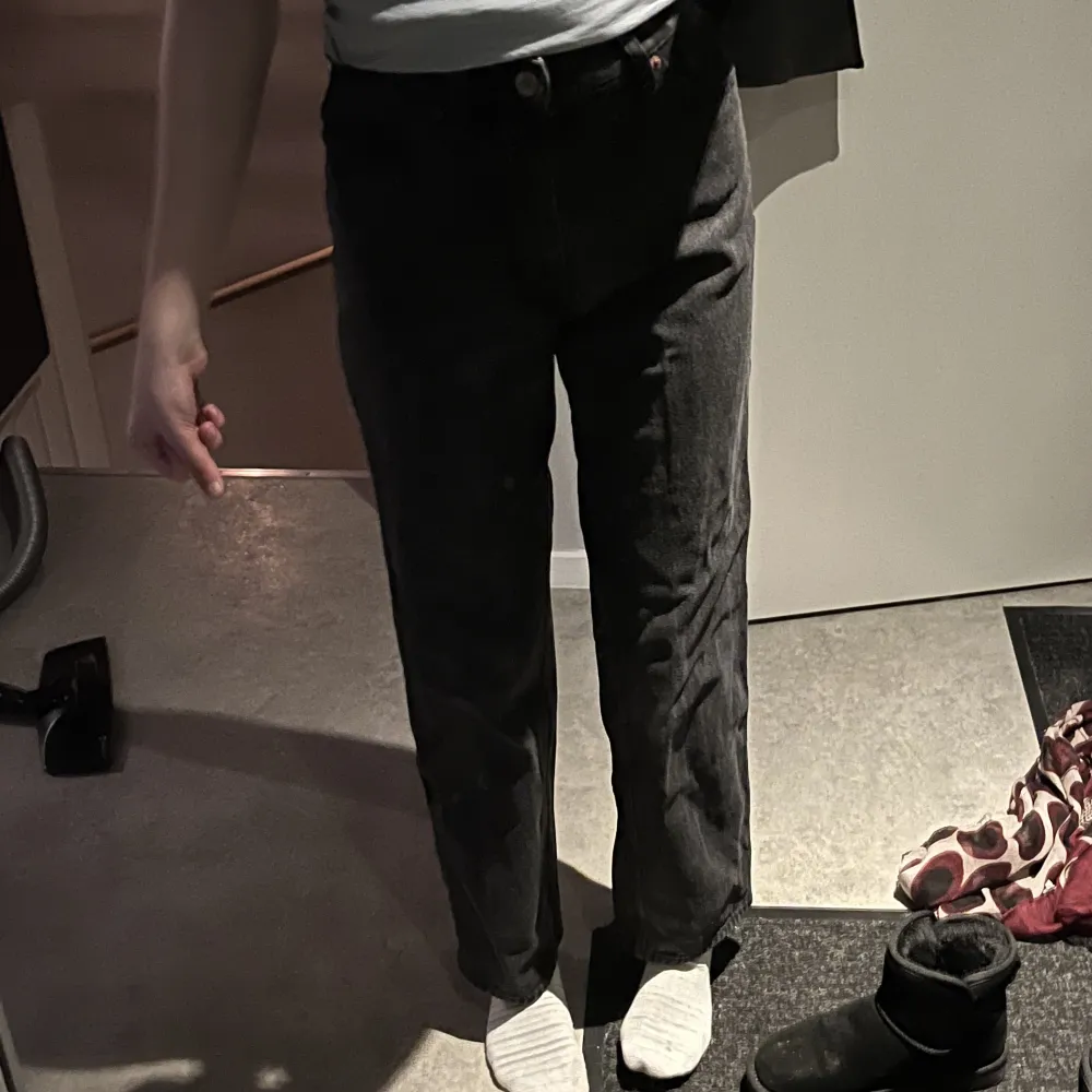 Högmidjade jeans ifrån Monki, använda typ 10 ggr men ser nya ut. Vet ej nypris tyvärr! Vet inte storlek heller men gissar XS. Jeans & Byxor.