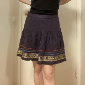 Mörklila/blå Kjol - En mörklila/blå? kjol med snygga detaljer längst ned 💙 Den är flowy och sitter snyggt. Märket kan jag inte läsa så det kan stå fel vilket det är 🙈 Pris kan diskuteras! 🙌