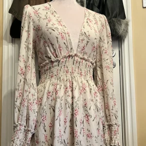 klänning  - somrig klänning helt ny men utan prislapp, så fin verkligen 