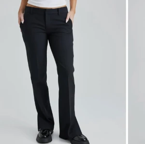 Lågmidjade kostymbyxor  - Säljer nu mina BIK bok kostym byxor! Pris: 250