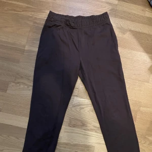 Sweatpants med bakficka - Skön och snygg passform. Sparsamt använda men har knytit dem i sidan. Det skrynkliga bör försvinna efter tvätt/strykning, jag kan fixa det efter betalningen har gått igenom.   