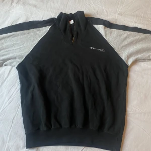 Super snygg Hoodie - Så fin Champion sweatshirt med  super snygga detaljer, den är second hand shoppad så i fint vintage skick. Skulle säga att storleken är en liten S eller XS  (ej oversized) Skriv för mer info😇  