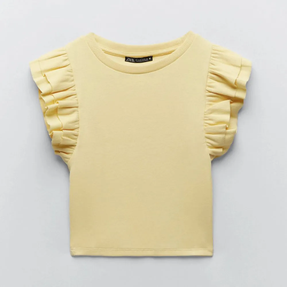 Säljer denna Zara tröja! Använd 1-2 gånger, super skick!⚡️🤍. Toppar.