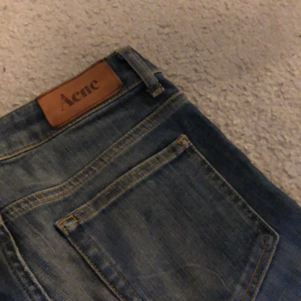 Säljer ett par as snygga lågmidjade acne jeans som är lite för små för mig. Står inte någon storlek men skulle säga 32/34. Har sytt de mer flared längst ner. Köpte de secondhand för 599🤩. Jeans & Byxor.