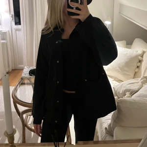 Svart jeansjacka - Jättefin lite tunnare jeansjacka, sitter oversized på mig som är en strl xs/s i vanliga fall. Köpt för flera år sedan men knappt använd. Pris kan disskuteras, köpare står för frakt💞
