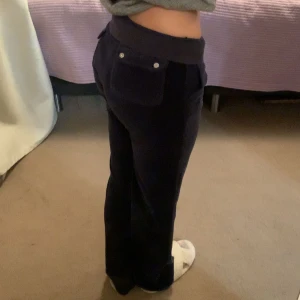 Juicy byxor - Mörkblåa juicy byxor som jag inte längre använder. Väldigt sköna byxor som man kan ha både hemma och ute. Säljer för lägre pris eftersom skicket är helt okej. 💙