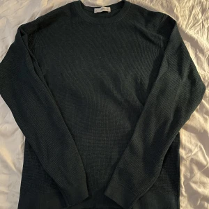 Grön sweatshirt från mango  - Säljer nu min gröna sweatshirt från mango som är i storlek Small. Om du har någon fråga eller vill ha fler bilder är de bara att skicka ett meddelande!
