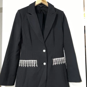 Kavaj med stenar  - Använd bara en gång, kavajen är i väldigt fint skick. 