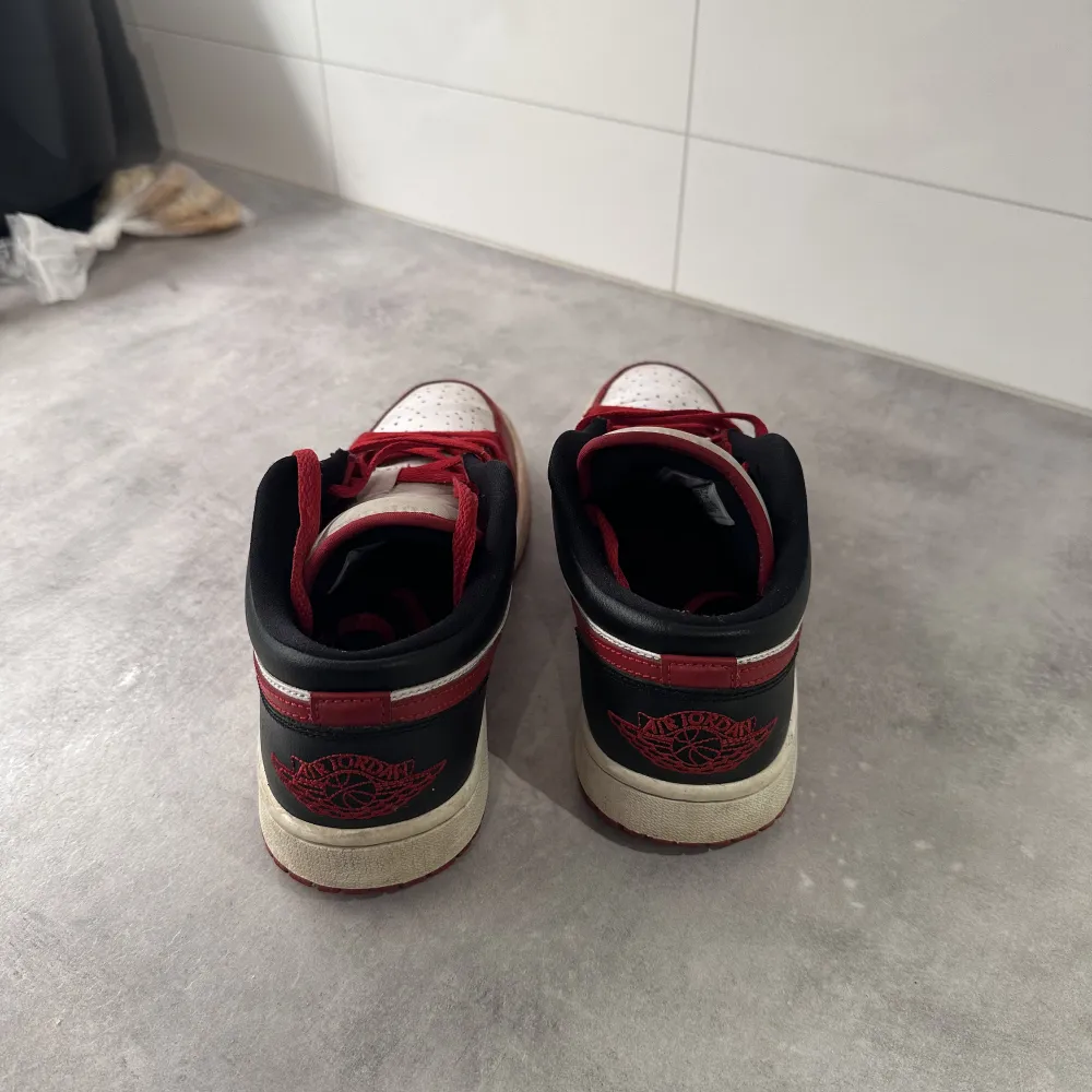 Säljer mina Nike Jordan 1 low då jag inte använder de. Har använts väldigt sparsamt och är i bra skicka. Sitter creasing skydd i skorna!. Skor.