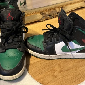 Air Jordan 1 Mid  - Gröna svarta Air Jordans 1 Mid! Assnygga, nästan helt oanvända, inga skador, Strl 38 🦖 