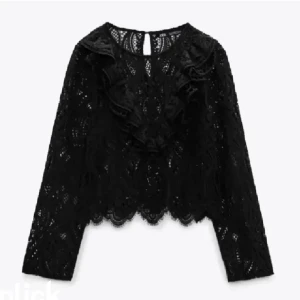 blus  - ( lånade bilder )jättesöt blus från zara, passade dock inte mig så säljer vidare, superfint skick❤️