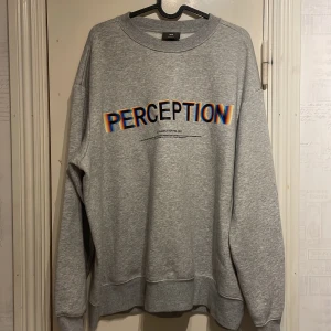 Hoodie - En nästintill splitterny Tjocktröja från hm herr. Använd endast 2 gånger, därav en är testen på bilderna. Är i storlek L för en mer comfy overaized look. Inga fläckar, inget fel på utan har bara inte kommit till användning