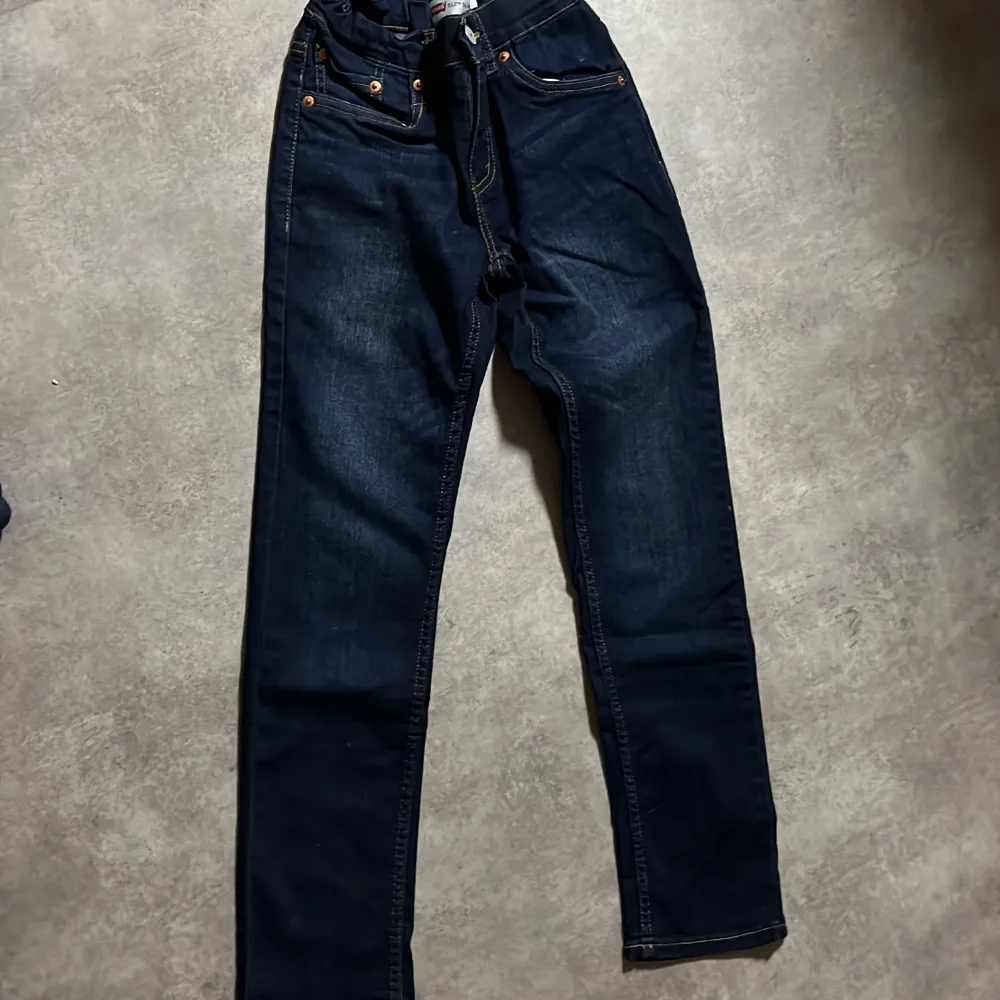 Ett par levis jeans slim taper (som slim fit) dom är storlek 150cm och är mörkblåa.. Jeans & Byxor.