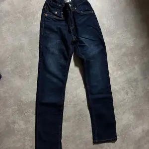 Ett par levis jeans slim taper (som slim fit) dom är storlek 150cm och är mörkblåa.