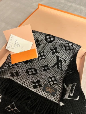 Louis Vuitton scarf  - Kvitto påse och kartong medföljer 