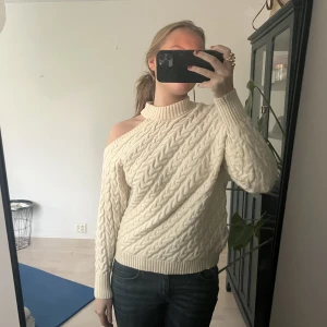 Stickad tröja  - Säljer denna skitnsygga stickade tröja med öppen axel på ena sidan💕💕strl S