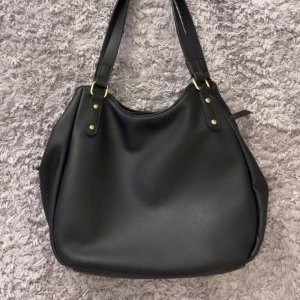 Handväska  - Sjukt snygg axel/handväska från About you! Använd fåtal gånger i jättefint skick utan defekter. Har tre stora rymliga fack inuti och ett litet på utsidan med dragkedja. Använd gärna köp nu, bara o skriva om du undrar något💘