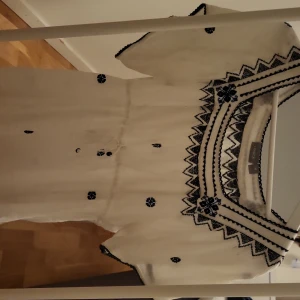 Blus  - Super fin använt några gånger. Den passar folk som har storlek S