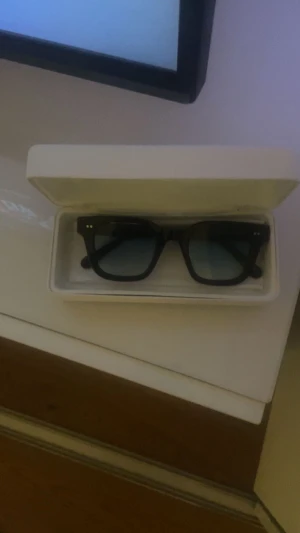 Chimi 04 - 10/10 skick  Lådan och näsduk ingår  Chimi 04  Svarta med blå glas  