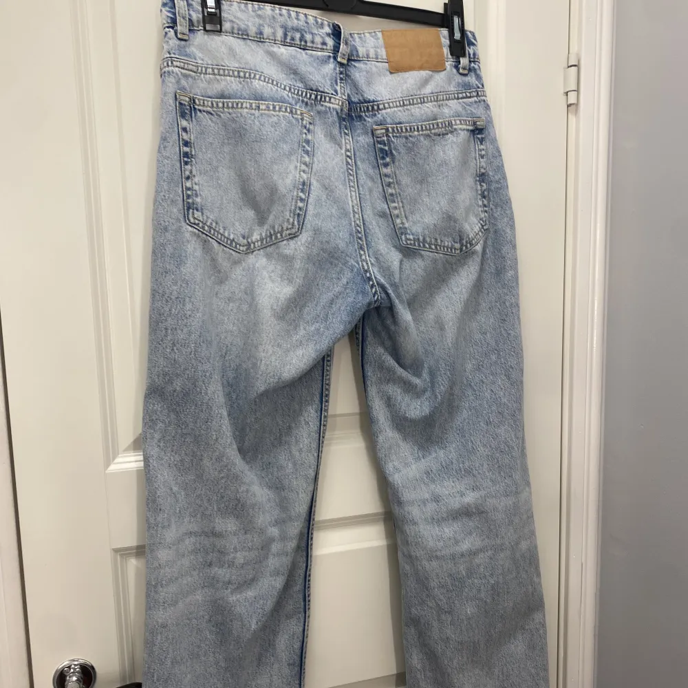 Jeans från H&M, lågmidjade. De är i storlek 36  Jag är 170cm och bär oftast 36 i jeans men dessa var förkorta. Original pris: 500kr. Jeans & Byxor.