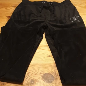 Juicy couture  - Ett par juicy couture med diamant text "JC". Köpta för 599.