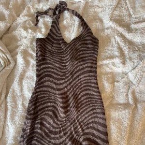  klänning - Värdens finaste sommar klänning! Hade den över bikinis osv på stranden! Jättefint skick på den☺️ Passar S & XS